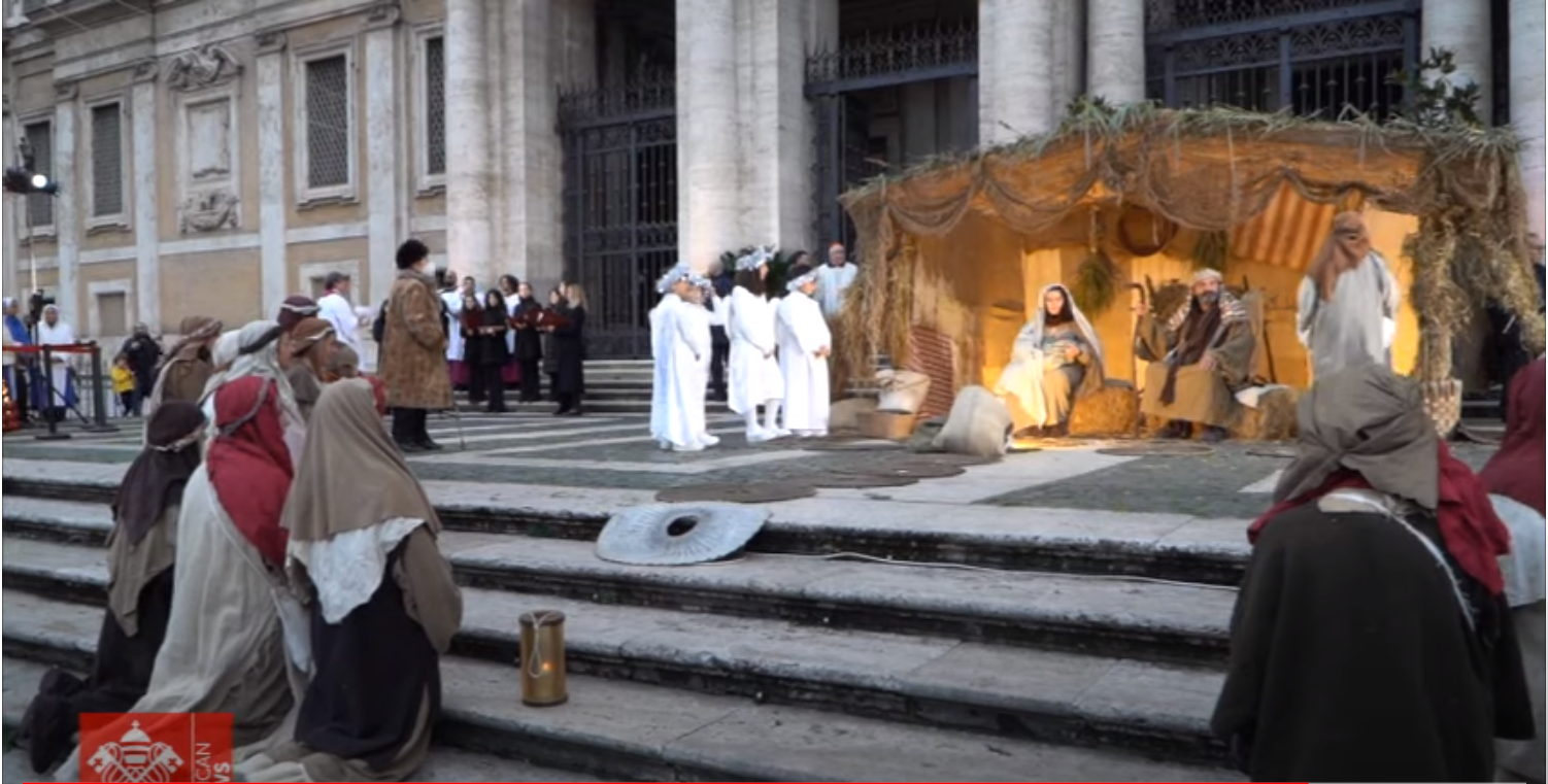馬槽聖景將在聖母大殿前的柱廊下展示。（圖／翻攝自YouTube@Vatican News影片截圖）